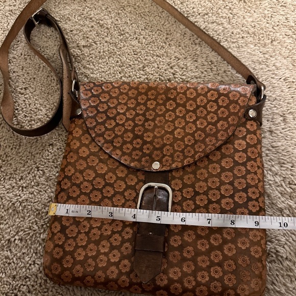 Beautiful Vintage Leather Saddle Purse With Flower design - Picture 3 of 9